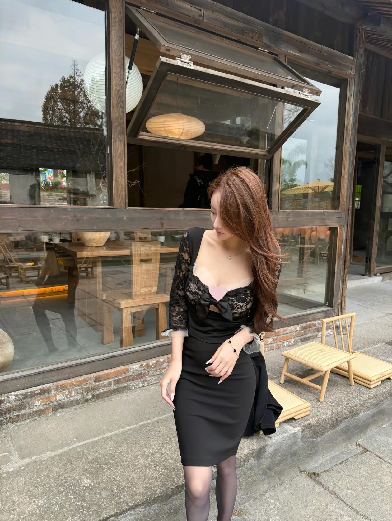优雅黑裙，复古咖啡馆，时光静好