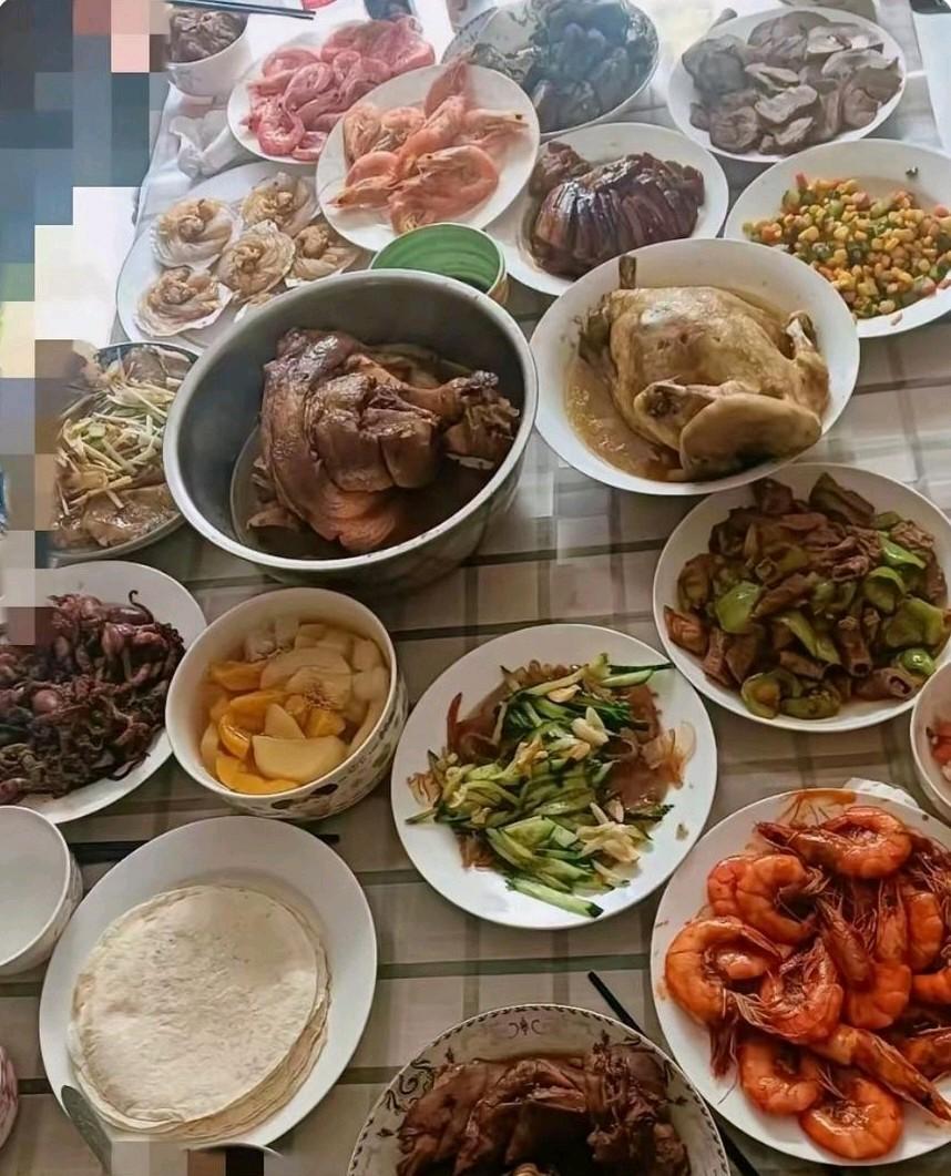 昨天一家人去了女儿的婆家，她婆婆做了满满一桌子菜，端上桌的全是硬菜。可这餐具实在