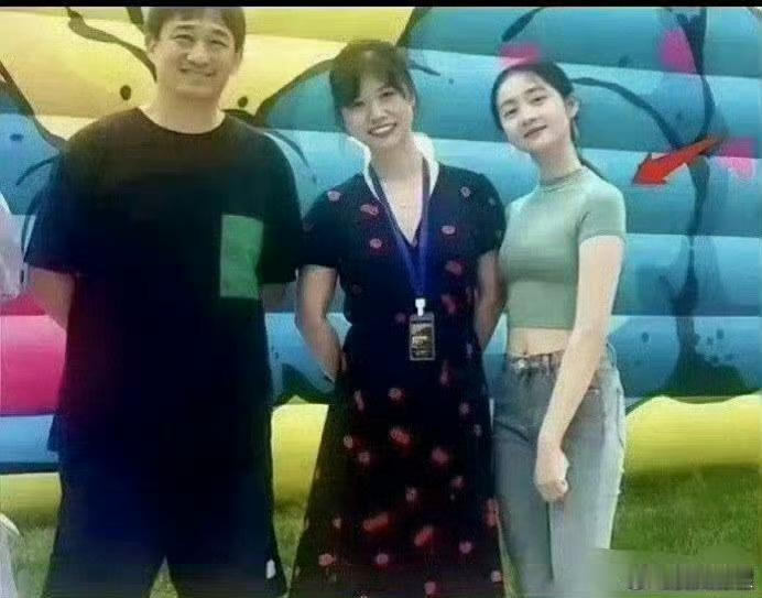 黄磊女儿黄多多有意进圈，脸是真的小，身材是真的好，应该会爆吧？！