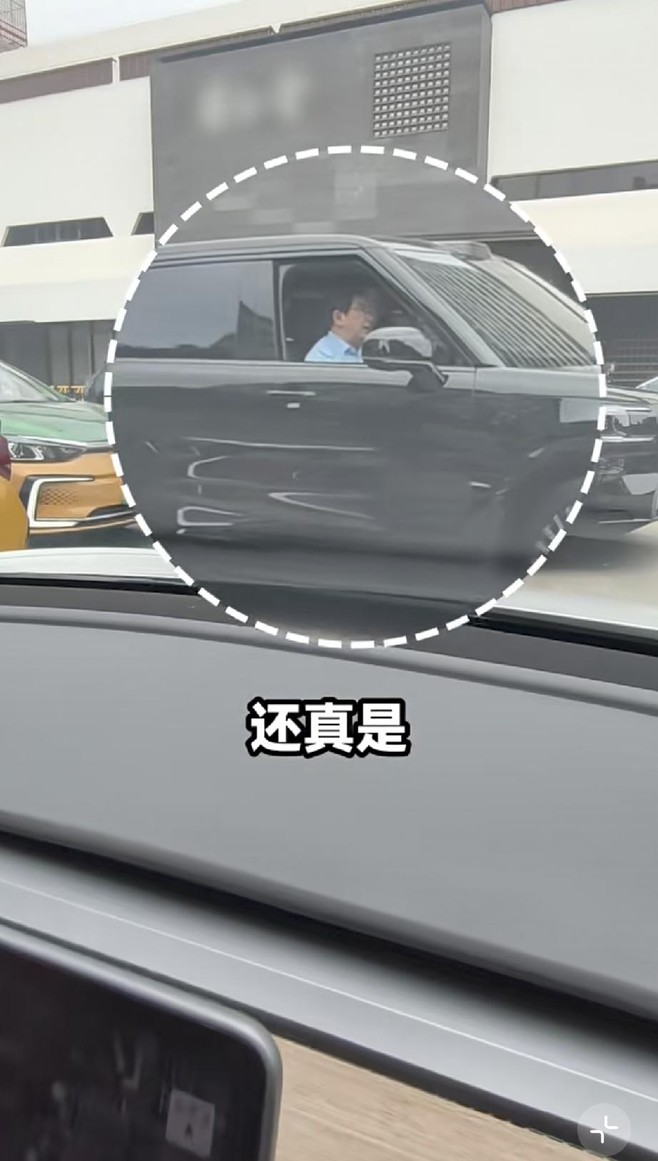6月23日，水均益在北京街头驾驶国产新车充电，他和普通人一样排队，没有插队，即使
