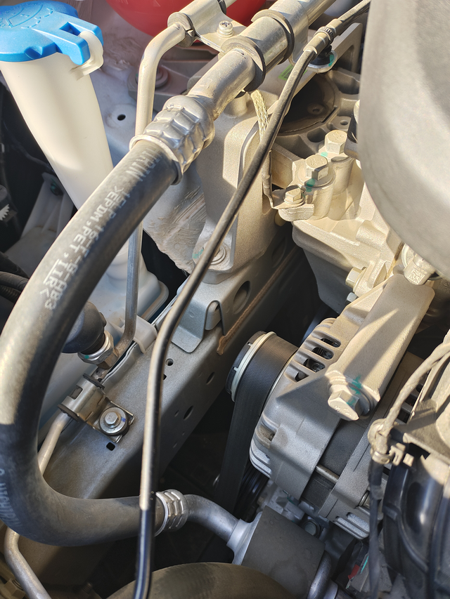 23款手动帝豪23手动帝豪，用车两年多除了刹车盘生锈看不到别的生锈的地方，哈哈