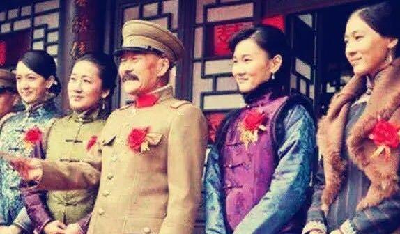 1923年，年近五旬的张作霖刚到天津，偶遇一个身材婀娜的年轻女孩，随从说：“一脸
