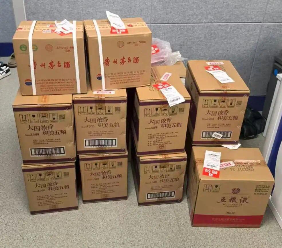 反常举动藏大猫腻，不遮掩！7月1日新闻坊消息，6月3日上海闵行一对夫妻一天签收
