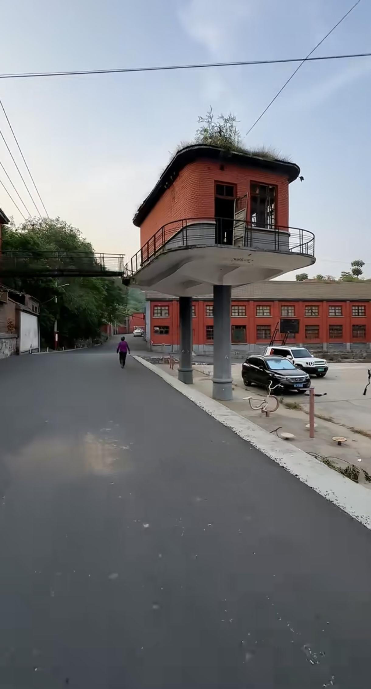 这是厂矿单位露天电影的放映室，底下桩基稳得很旁边有连条，有铁质走廊，可以上去。8