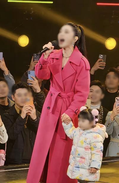 一位离异女子带着两岁女儿上台相亲，自称没什么要求，唯一条件就是想找个真心想成家的