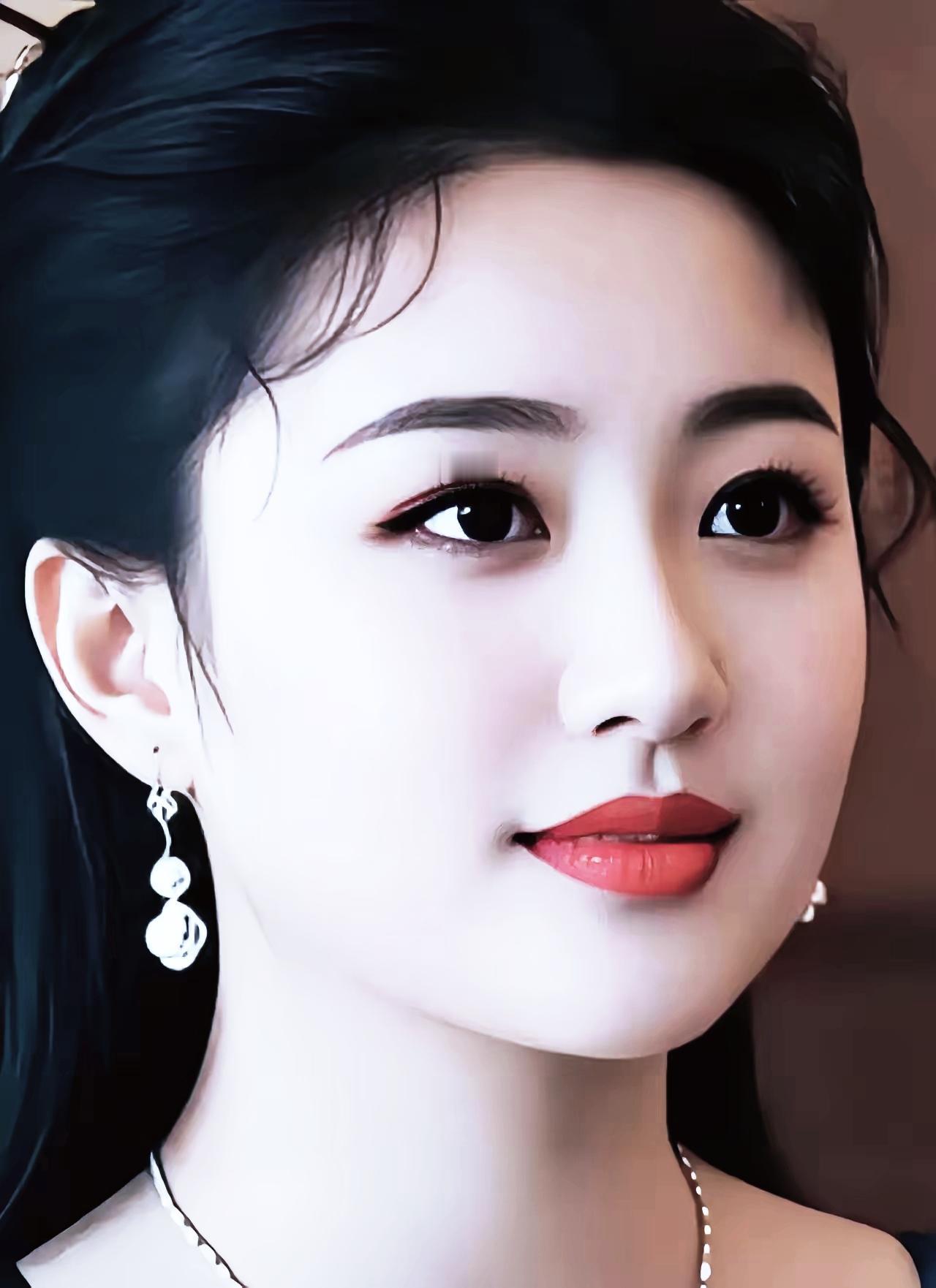 优雅气质，红唇诱惑，精致的耳饰点缀，散发迷人魅力。