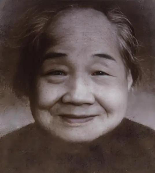 1950年，毛岸英带着人参、鹿茸、奶粉和信件回到湖南，替父亲毛泽东给外婆向振熙祝
