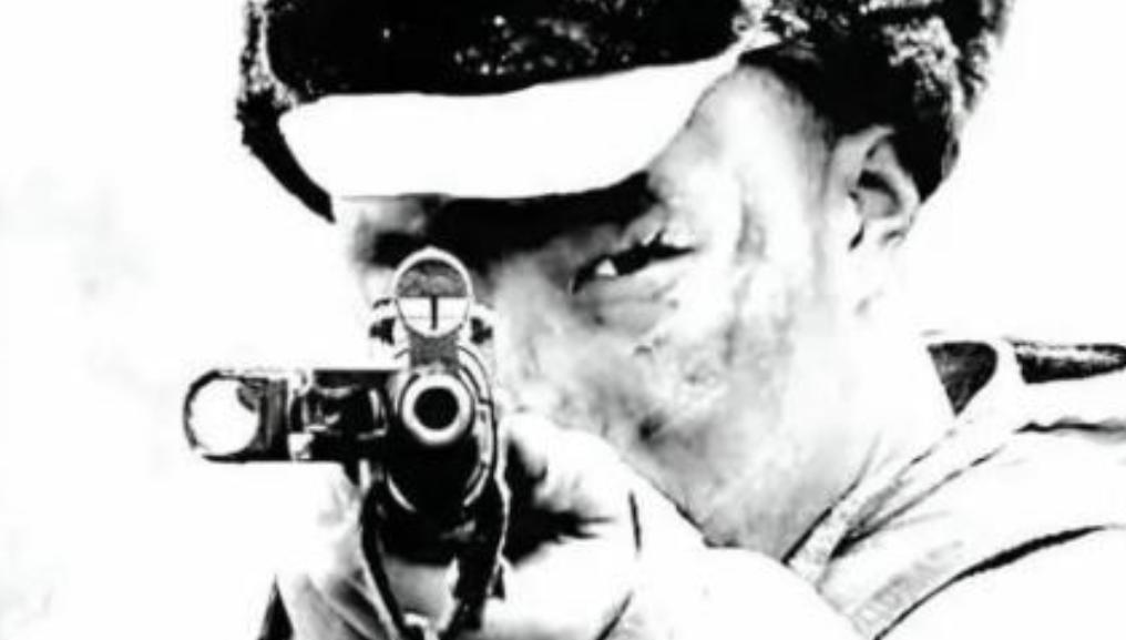 1953年的上甘岭，一名美军顶尖狙击手死死盯住了一个目标。枪响，一名志愿军战士应