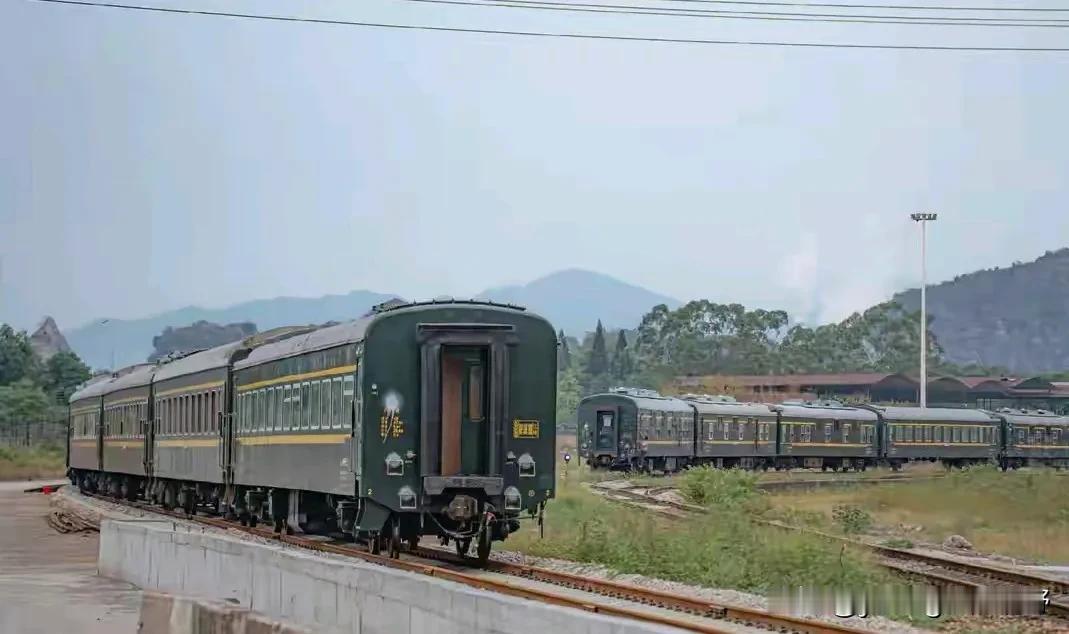深圳的一处铁路停车场内，停放着曾经的进港直通车25Z软座车底和双层检测车车底。这
