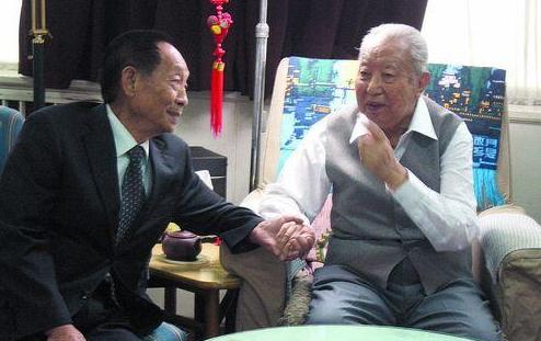 2006年，袁隆平到北京出差时，特意去看了身体欠佳的华国锋，当时华国锋不太愿见客