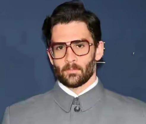 2025年12月7日，美国“流媒体颁奖礼”红毯上，知名网红哈桑·阿比身着在中国定