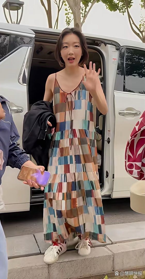 周冬雨这是穿着睡衣就出来了吗