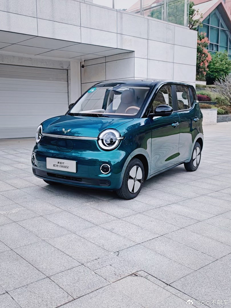 四门四座的第五代宏光MINIEV上市了，造型是带点圆润可爱的方盒子，四门四座方便