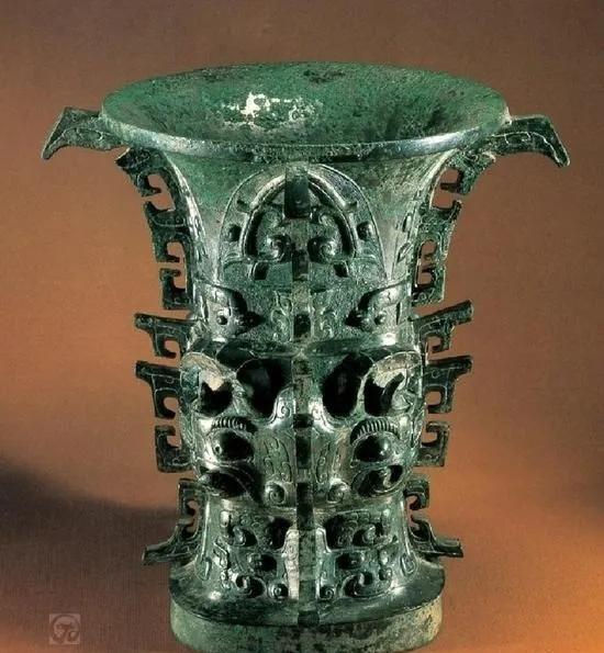 1975年，一件“普通”的铜尊即将送去日参展。出发前，文物专家马承源忍不住伸手探