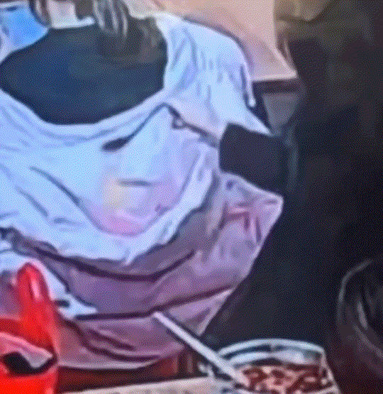 太坏了！河北保定，一女子去餐馆内吃螺蛳粉时，因误拿邻桌黑衣女子的凳子后，双方发生