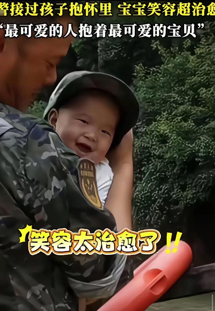 “这一幕太治愈了！”广西防汛现场，雨一直没停。武警战士搬沙袋，来来回回，身上全是