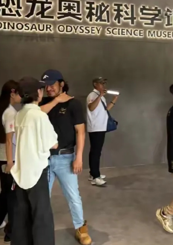 吴京真的把这种鞋焊在了脚上。一年四季就认准那一款鞋穿，从东跑到西，南闯到北，冷