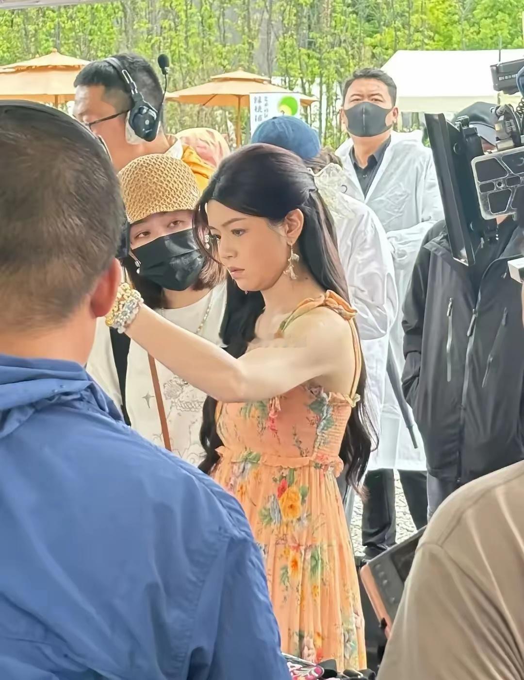 路人拍的陈妍希也太美了吧！！白嫩嫩的人群里好亮眼​​​