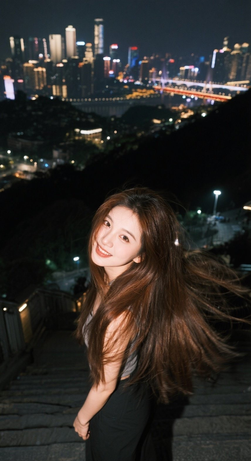 少妇夜风撩人，红唇微启魅惑