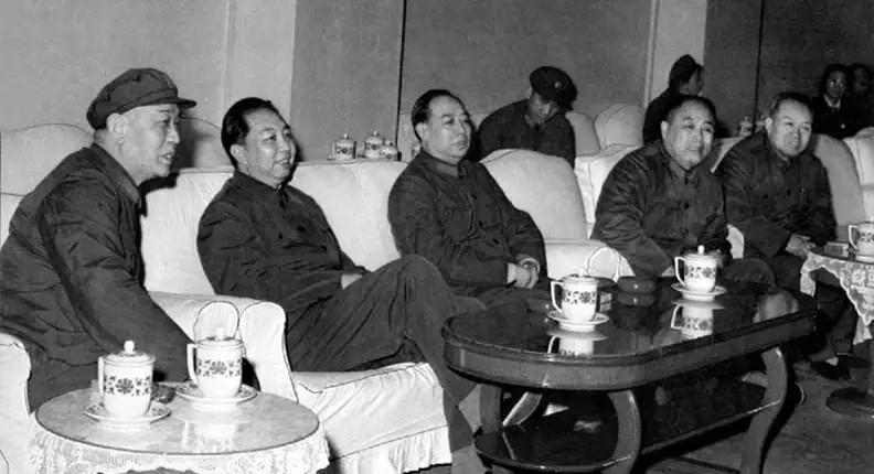 1977年4月23日，长春，华国锋主席在第一汽车厂视察调研，汪东兴、李德生、张耀