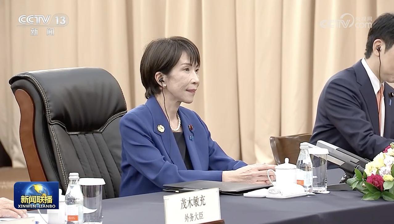 日本首相高市早苗在“中日会晤”时,气场完全被压制,有种做小伏低、当乖乖女的感觉。