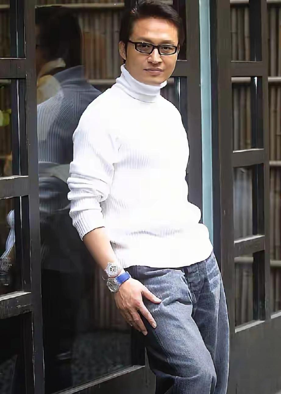 64岁马景涛近照曝光，发福认不出！小20岁女友相伴，吴佳尼离婚太清醒