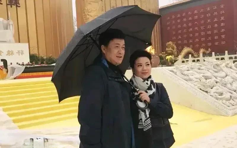 张也，这么大的年龄，长得丰满圆润，脸上总是充满着自信，但和吕继宏站在一起，还有一