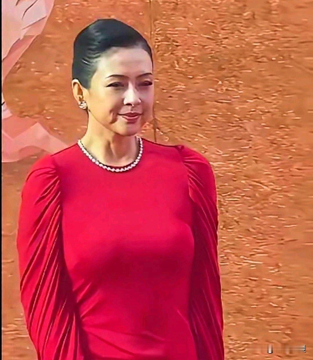 47岁的章子怡，两鬓已经冒出白发！从前那个眼神锐利、野心满满的谋女郎，现在变得温和又淡定。有人说她老