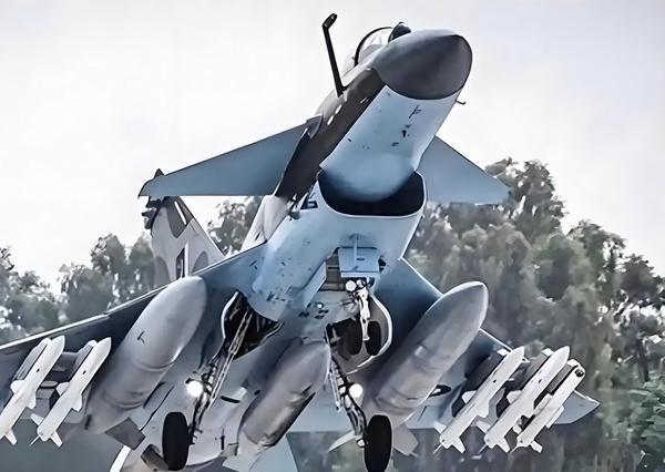 中东天空新主宰？中国歼-10CE首获实战战果，改写区域防空格局中国战机迎来历