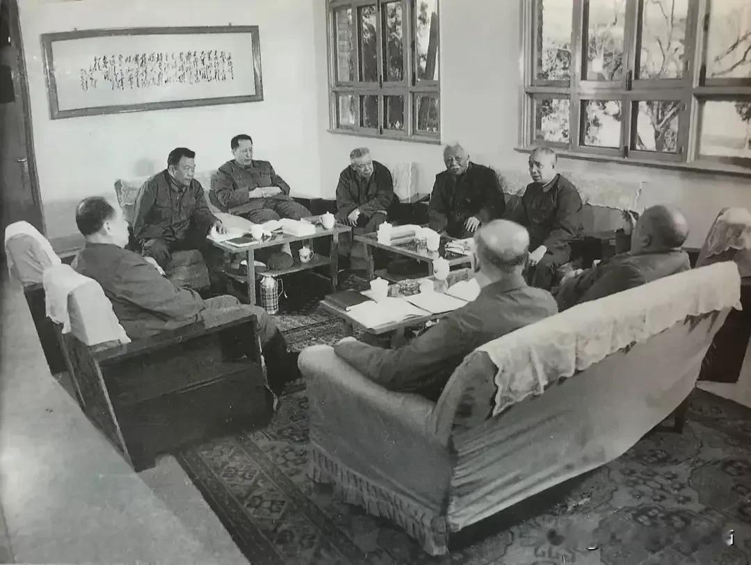 1978年，军事科学院，c位是政委粟裕，这时候的院长是他的老战友宋时轮。看着像是