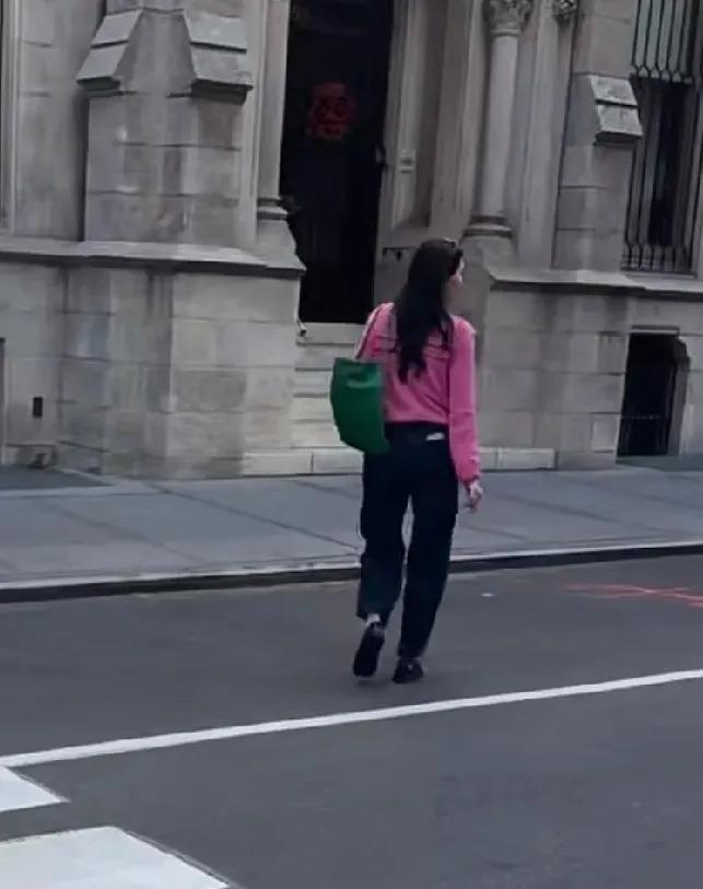 邓文迪的身材保养的真的很好，50多岁的人了，可是在美国街头被偶遇，背影看着就是3