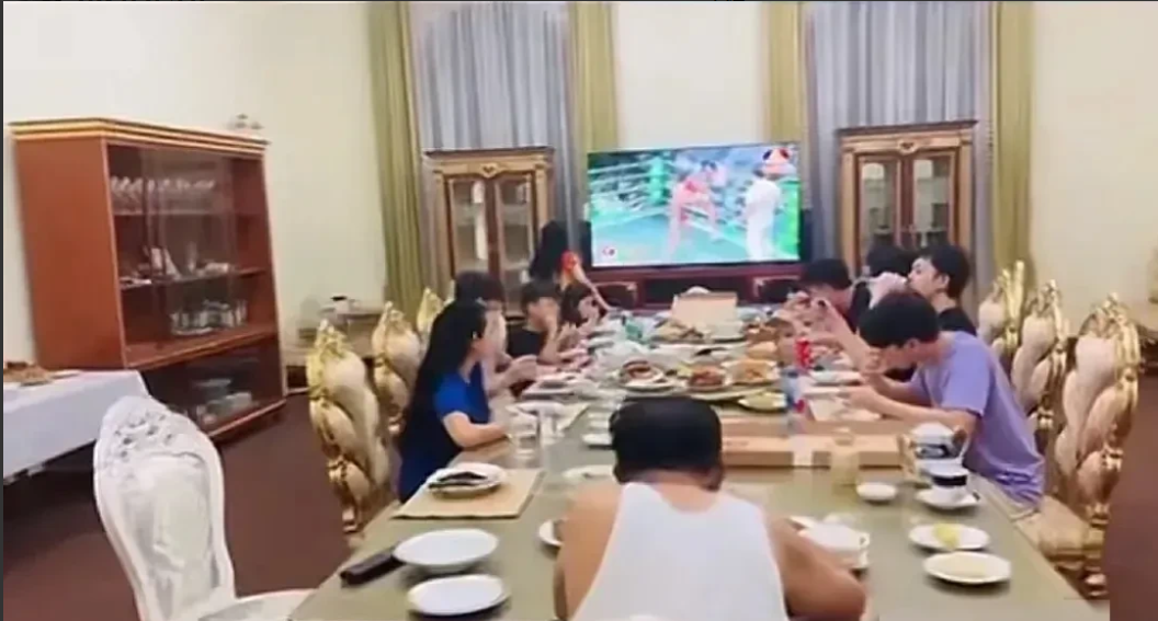 洪森跟家人一起吃饭，这也太见外了吧！作为一家之主的洪森，吃饭的时候坐主位是无