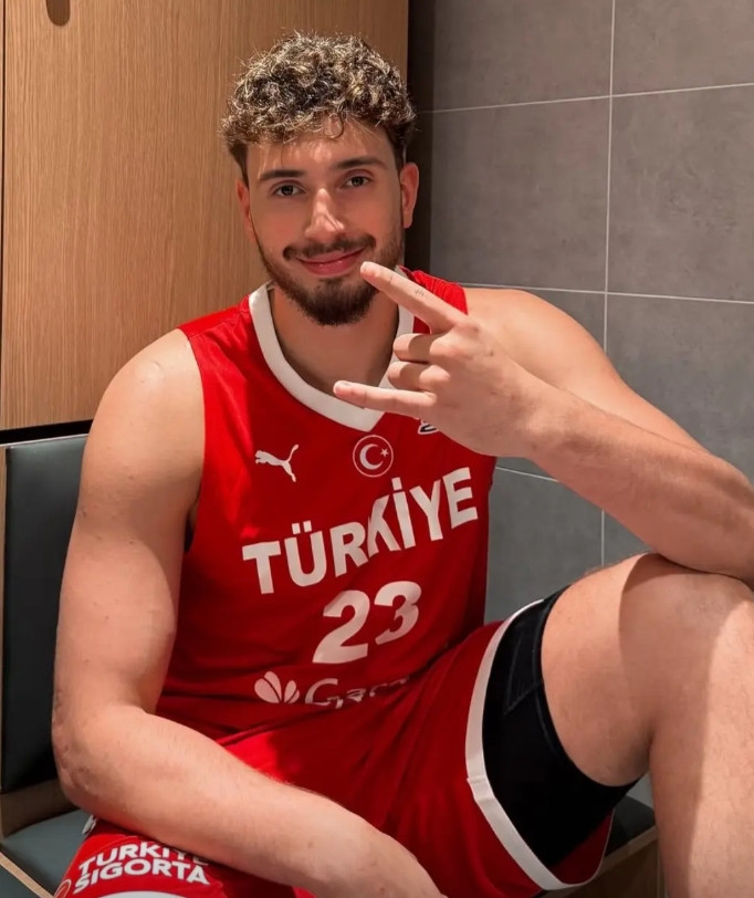 再这么打，真该考虑考虑申京在火箭的未来了很多比赛，申京球权占有率一高，队友就发