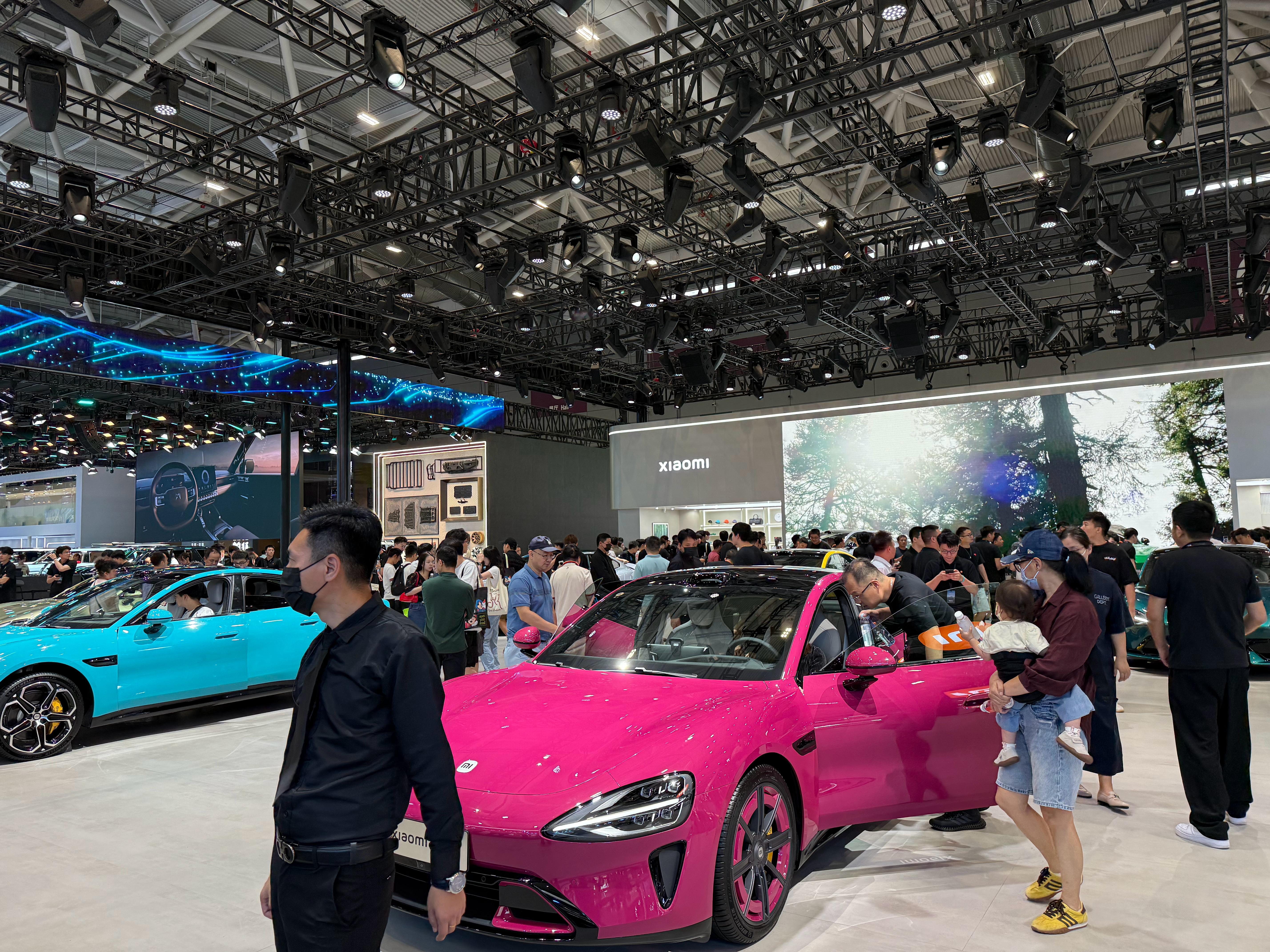 工作日，小米展台依然人很多，来喝口雷兄弟的水​​​