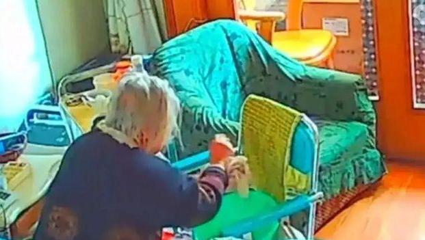 上海一女子回国探望94岁公婆，保姆却扭扭捏捏不让进门，女子觉得奇怪，想了很多办法