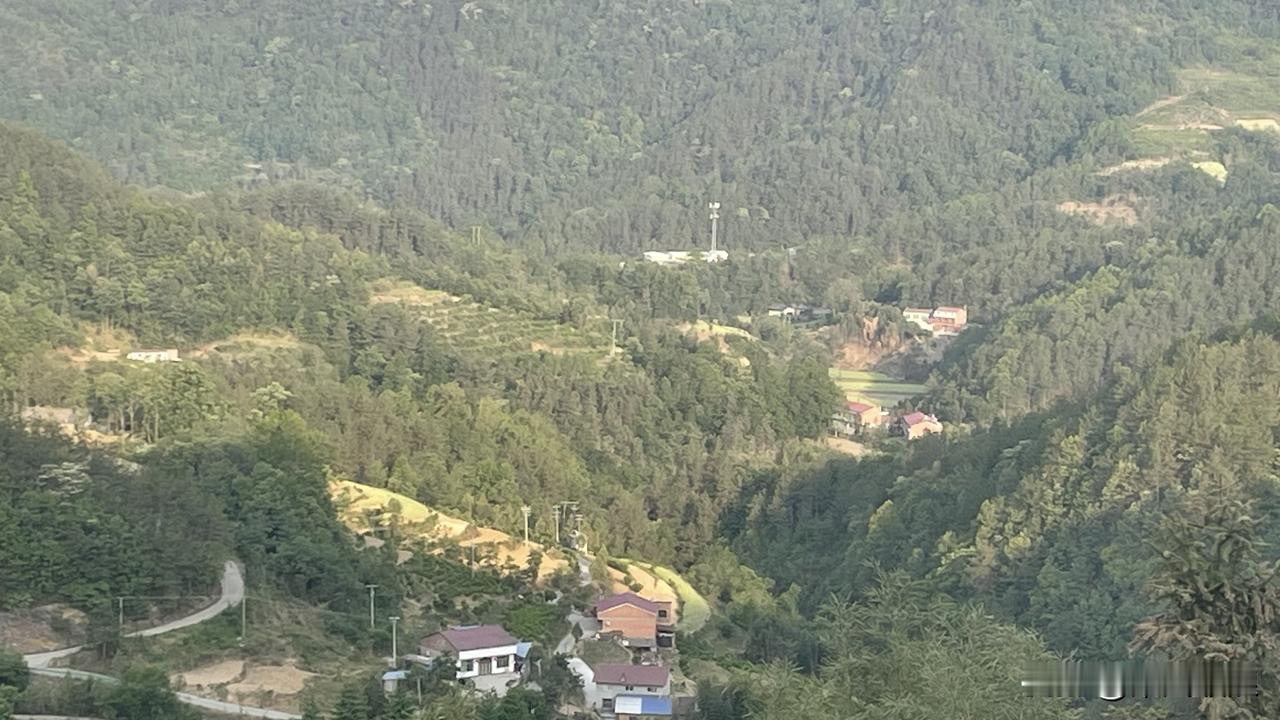 陕南安康市的大巴山地区，虽然村民大部分都搬走了，水、电、路、网全都入户，好多以前