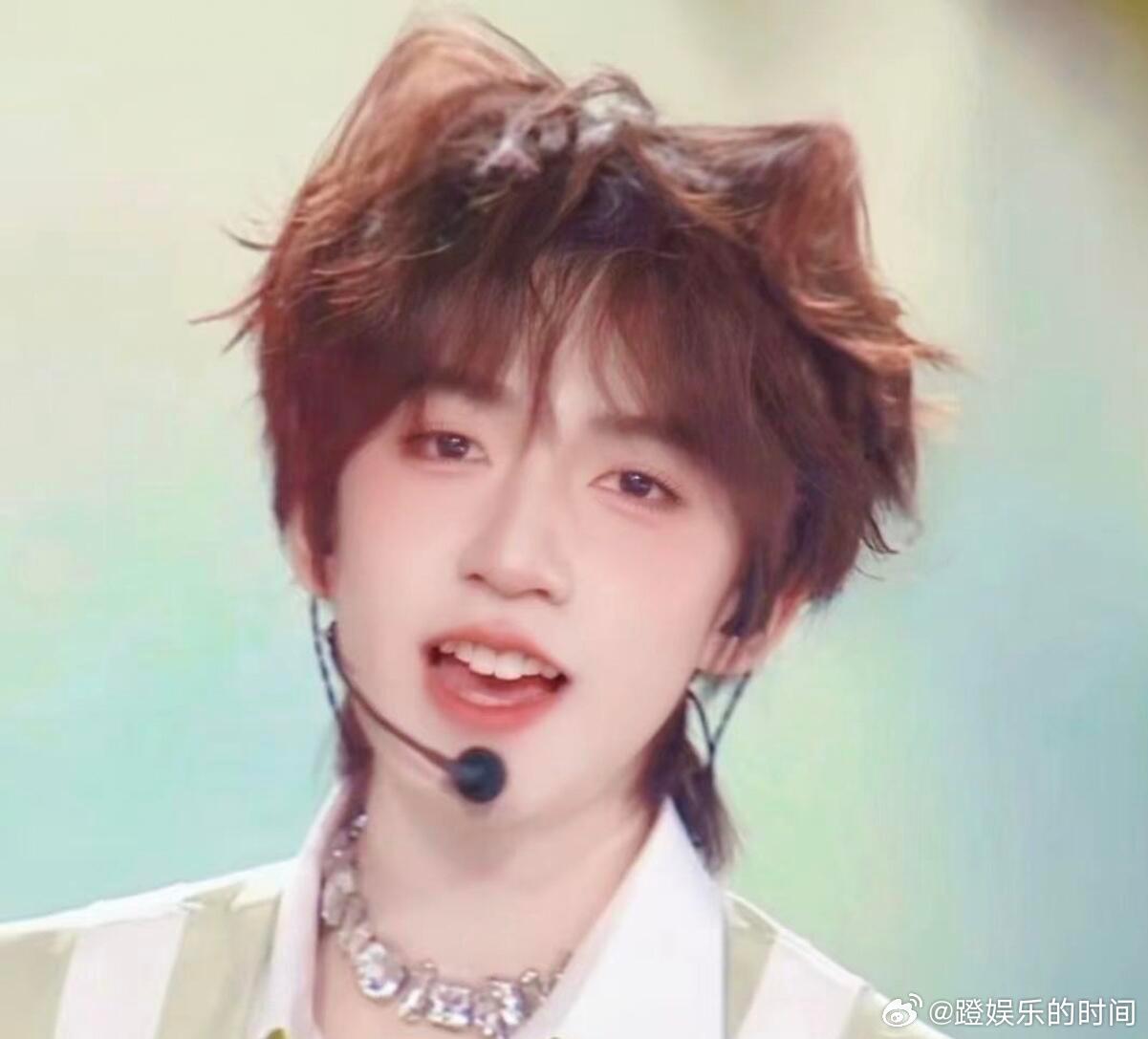 贺峻霖模仿哈哈曹贺峻霖模仿哈哈曹真的精准到离谱，声线、语气、小动作全复刻，一开口