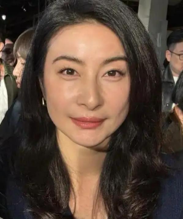 香港相学圈曾经有个很微妙的转变：早些年是追着给郭晶晶看面相，说她耳垂有福、命格旺