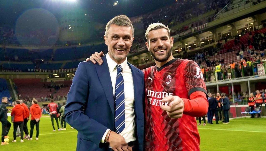 特奥·埃尔南德斯在接受《米兰体育报》采访时谈马尔蒂尼：“去年我和卡拉布里亚穿着