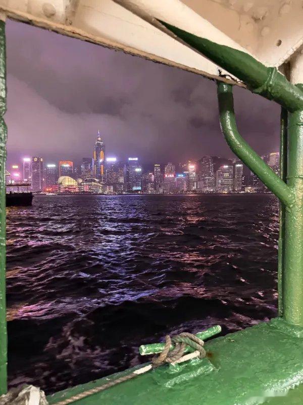 港媒：内地游客体验天星小轮称下雨漏水「以为在偷渡」，网民：几块钱过海还想怎么样港