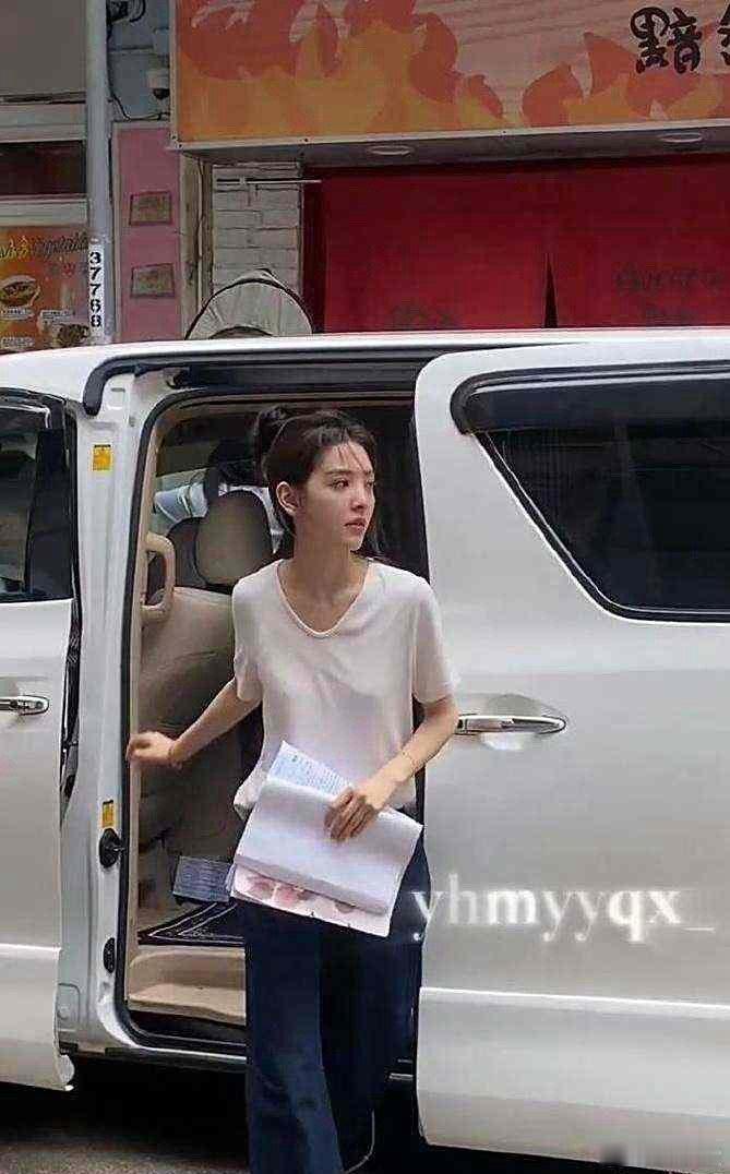 果然明星越瘦越上镜，章若楠这身材真的看上去很娇小，怪不得和白敬亭合作时候会被感觉