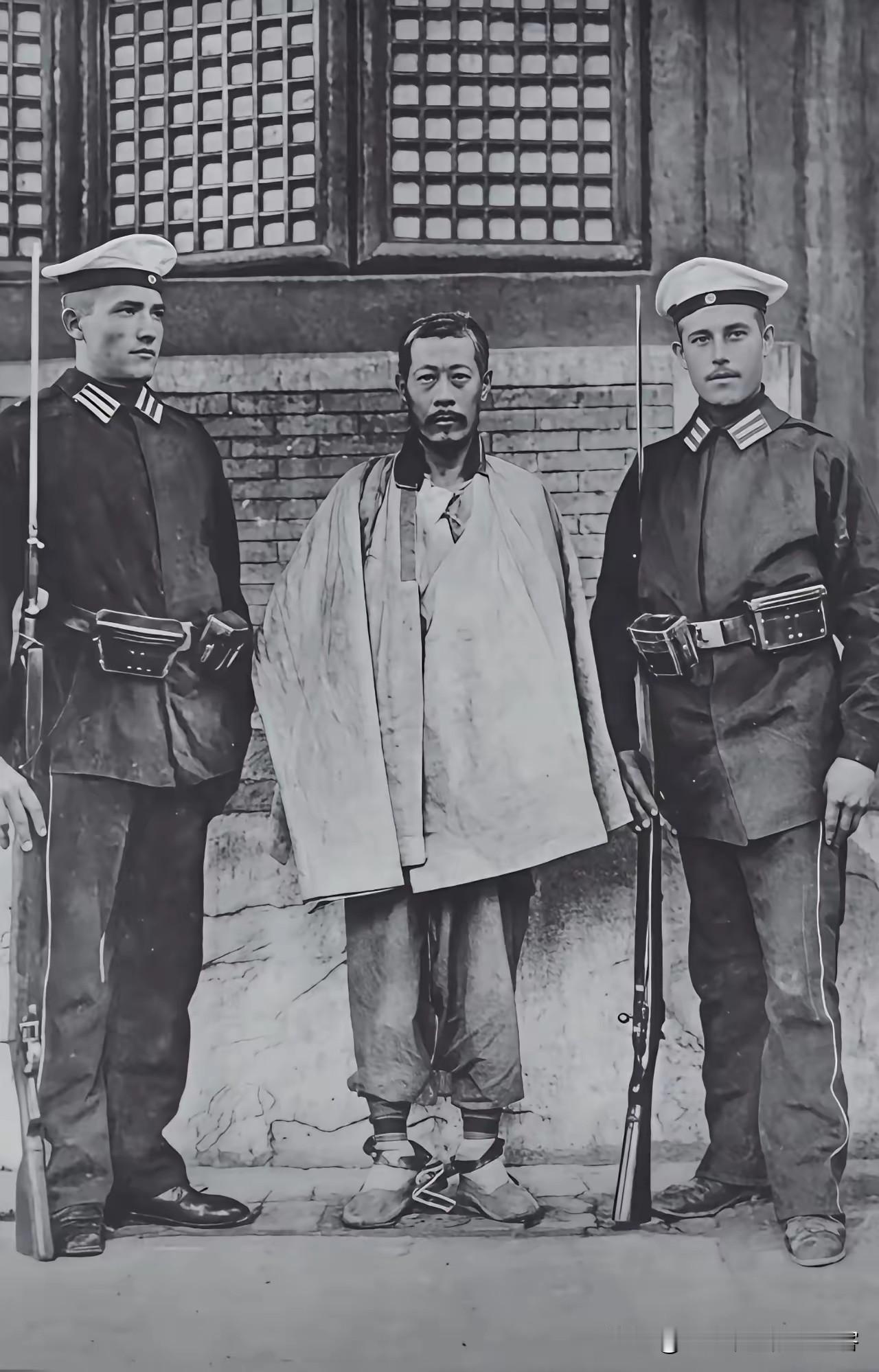 1900年除夕前日，北京东单牌楼，未满25岁的清军神机营章京恩海即将赴死。刑讯留