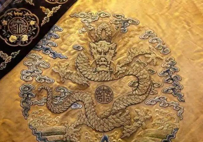 1972年，内蒙古挖到了一个清朝的老墓。棺材打开一瞬间，所有人愣在原地。只见，这