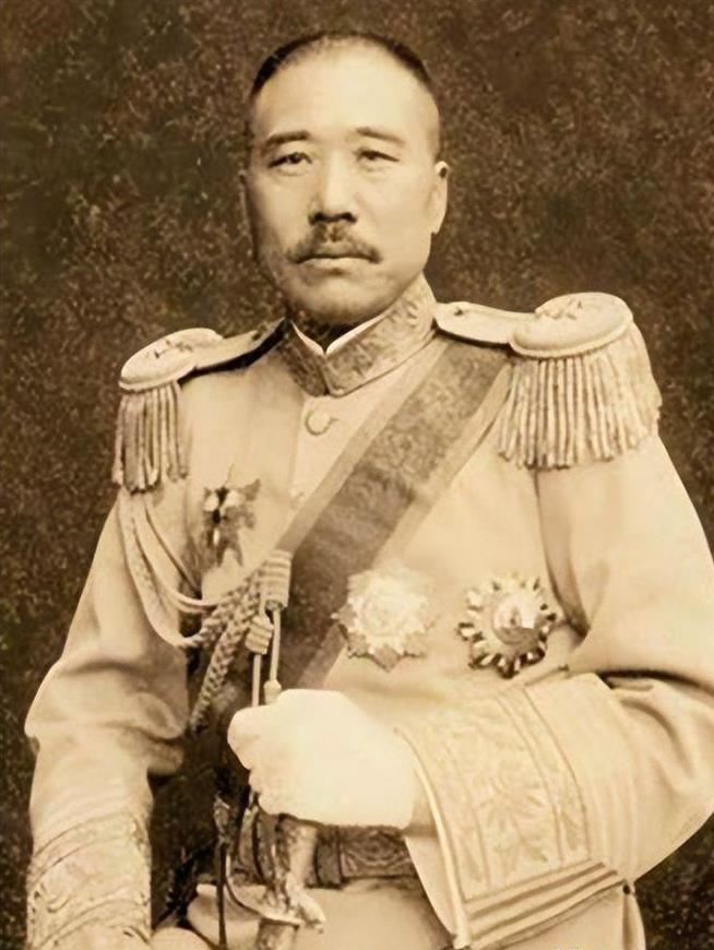 张宗昌和俄国武官打牌，俄武官输得精光，这时张宗昌说：“你欠我的钱我不要了，你把她