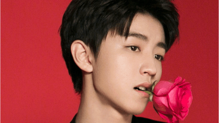 tfboys王俊凯晒照嘴叼玫瑰 网友调侃:撩妹高手
