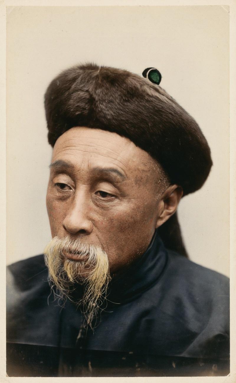 这张照片是晚清封疆大吏赵尔丰肖像照。赵尔丰是晚清著名的封疆大吏，曾任驻藏大臣、