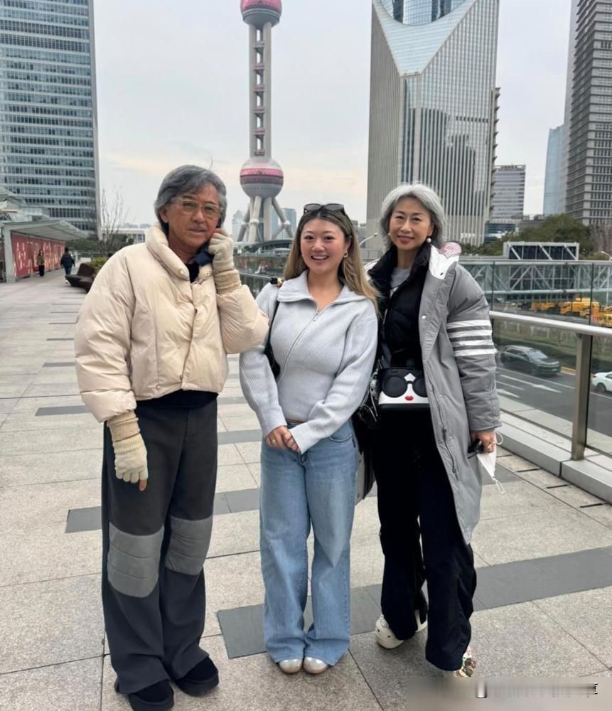1961年出生的叶倩文现在64岁了，她跟其他女明星不太一样的地方是，满是银白头发