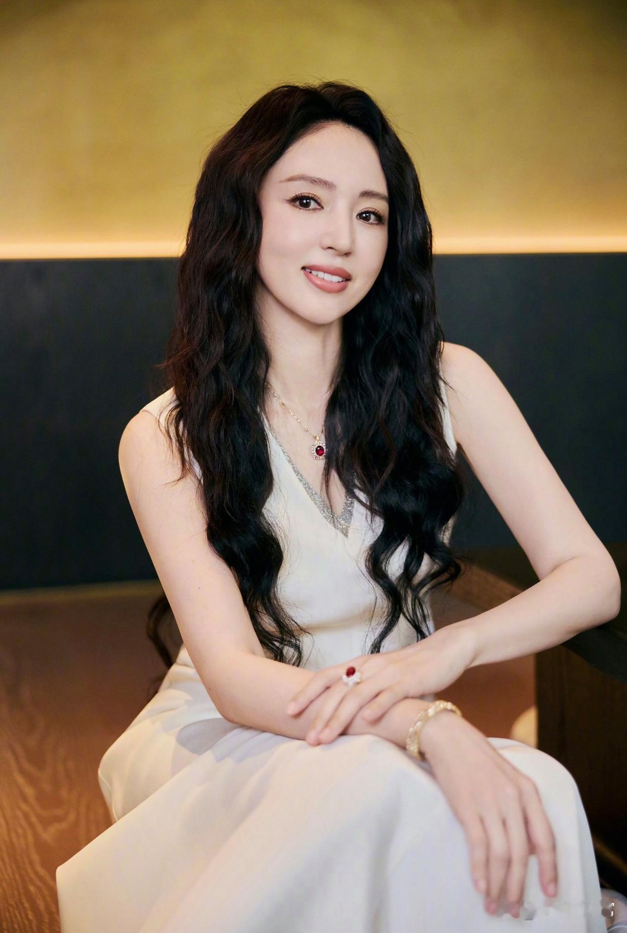 1.董璇圈内人缘一直很不错，当初即便前夫爆出负面风波，她也倾力出手相助，对待身