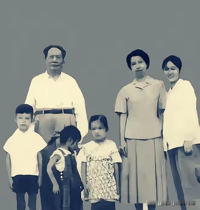 这张照片虽然照的比较模糊，但是感觉特别的真实，特别的自然，照片中的这三个小孩子，