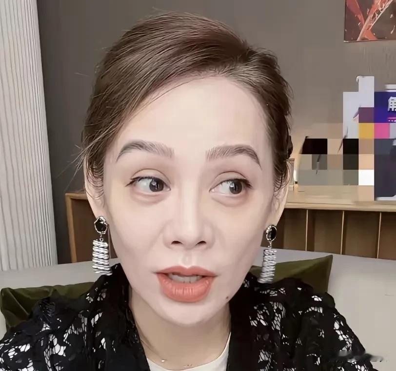 其实现在几乎所有的综艺和电视剧都爱打大白灯，把明星打得皮肤雪白无瑕疵的样子。